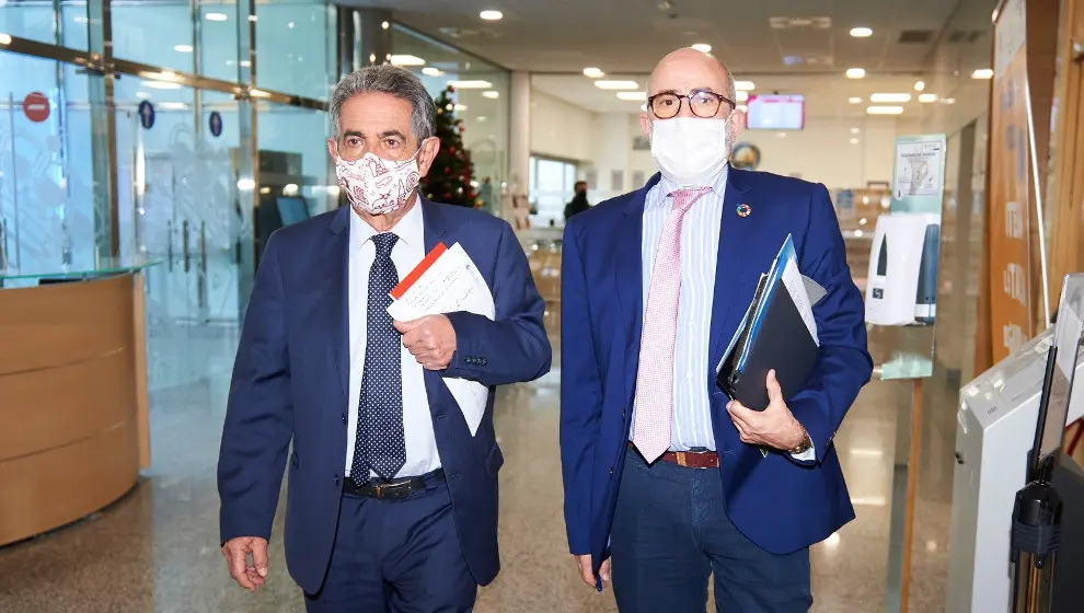 Miguel &Aacute;ngel Revilla y Miguel Rodr&iacute;guez entrando a la rueda de prensa