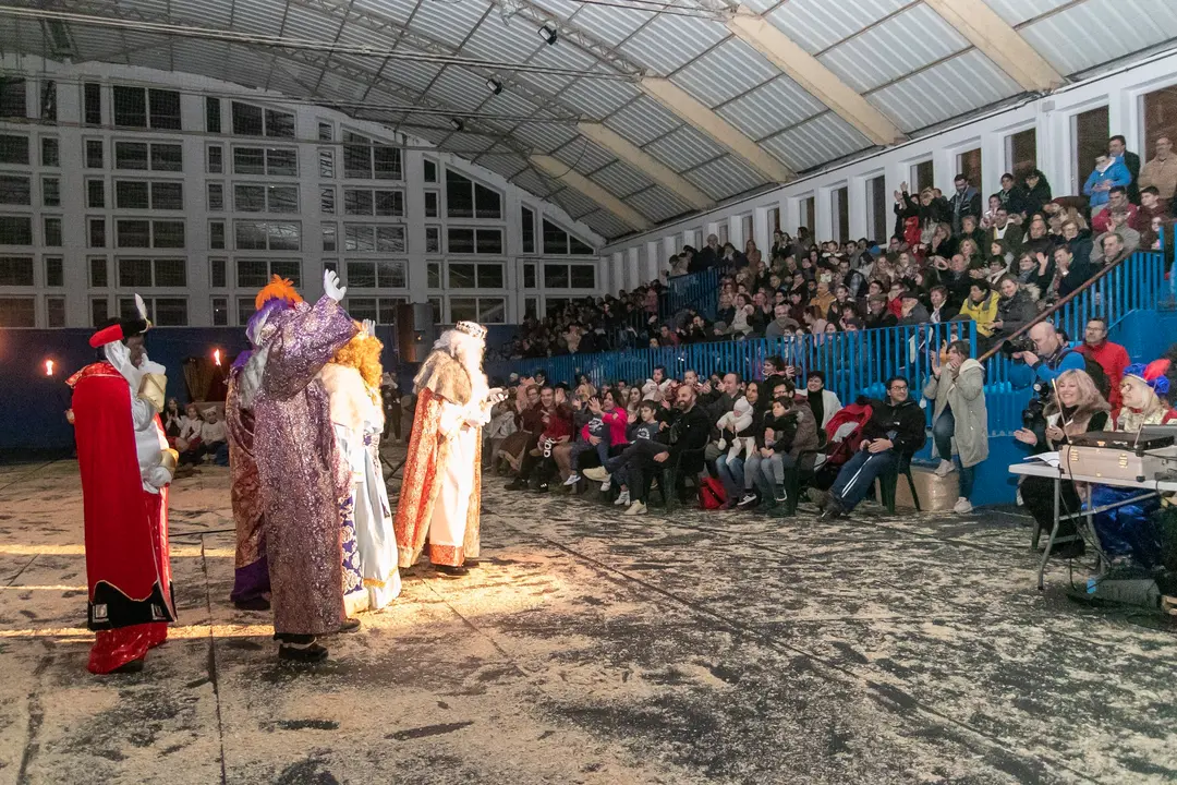 Los Reyes Magos saludando a los ni&ntilde;os de Polanco. Foto| Archivo