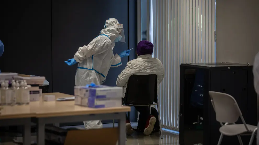 2020121616541995780Una persona recibe una prueba PCR en un dispositivo de cribados masivos