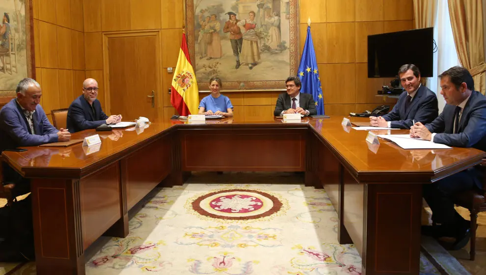 Los ministros de Trabajo y Seguridad Social, Yolanda D&iacute;az y Jos&eacute; Luis Escriv&aacute;, se re&uacute;nen con los secretarios generales de CCOO (Unai Sordo)y UGT (Pepe &Aacute;lvarez) y con los presidente de CEOE (Antonio Garamendi) y Cepyme (Gerardo Cuerva)