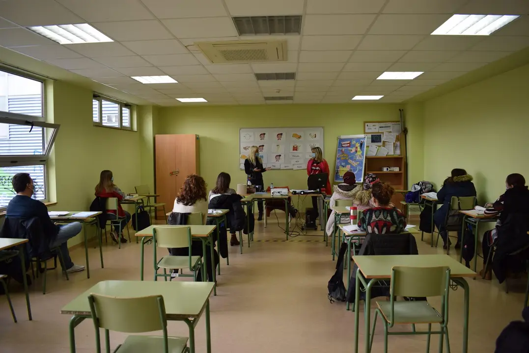 La alcaldesa de Pi&eacute;lagos, Ver&oacute;nica Samperio, visita a los alumnos del curso 'Competencias clave en ingl&eacute;s'