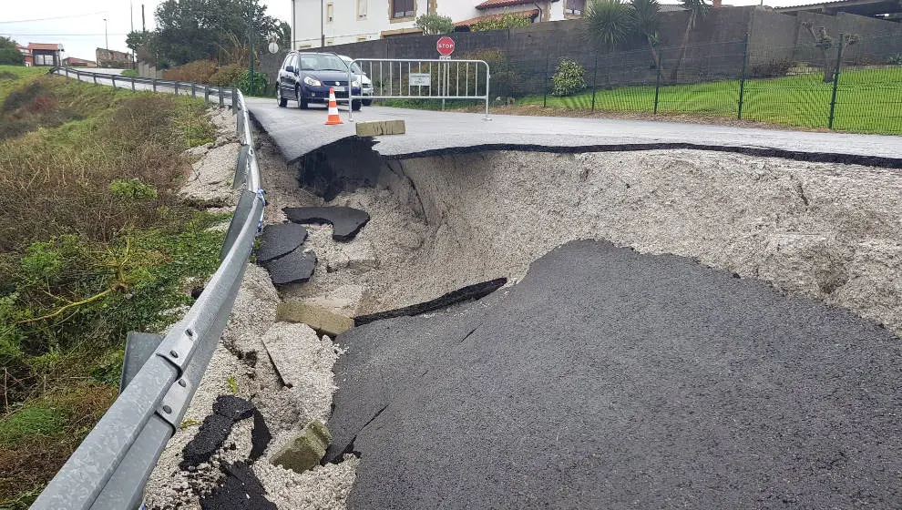 Hundimiento de un tramo de la carretera de Tagle
