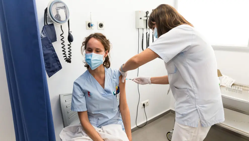 Vacunaci&oacute;n de sanitarios contra la COVID-19 en Cantabria