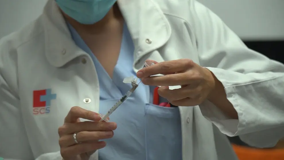 Vacunaci&oacute;n contra el coronavirus a sanitarios en Valdecilla