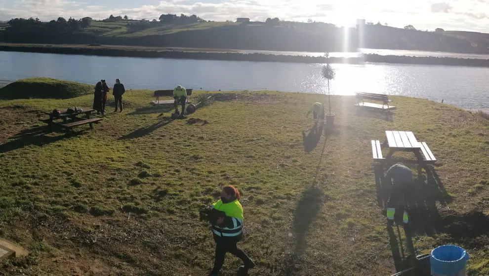 Trabajos en la zona de recreo del carril bici de Suances