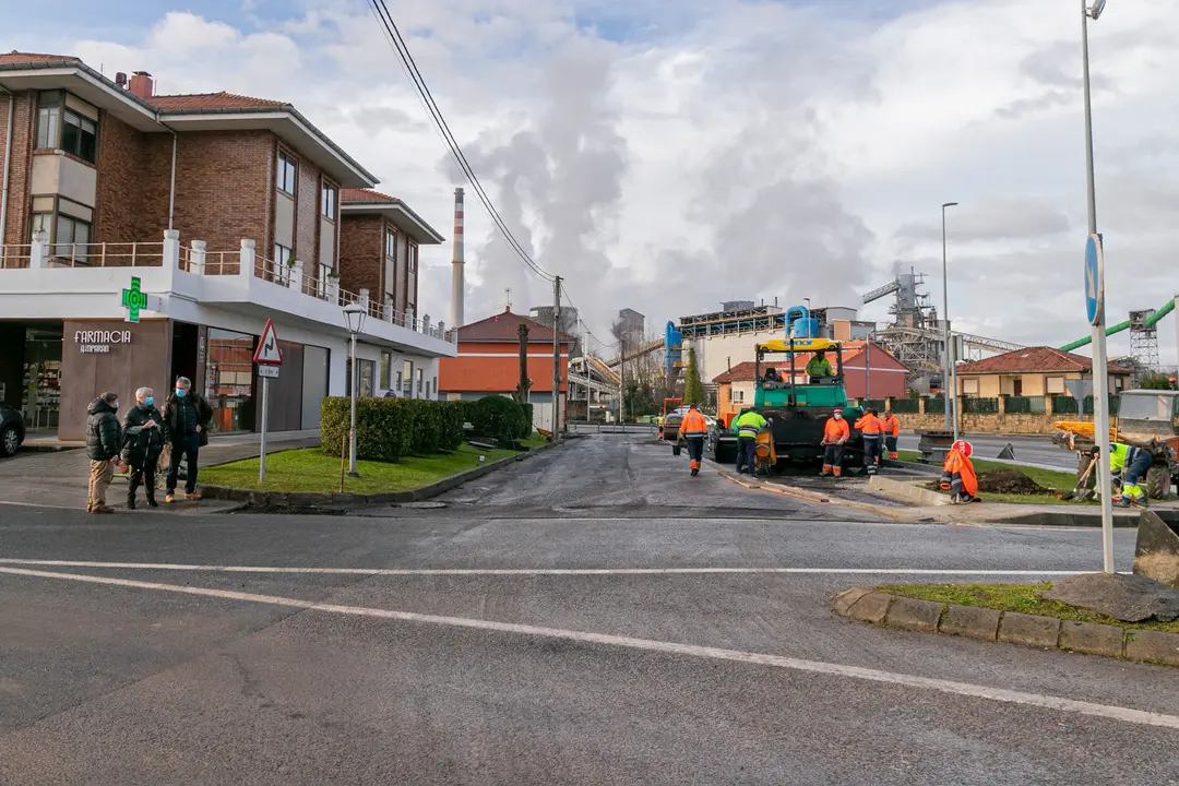 La alcaldesa de Polanco y los concejales visitando las obras de asfaltado