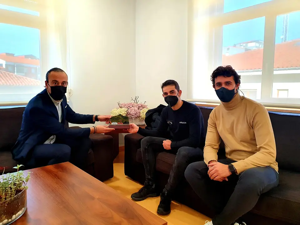 El alcalde de Torrelavega, Javier L&oacute;pez Estrada, y el concejal de Deportes, Nacho Gonz&aacute;lez, con el ciclista torrelaveguense Ismael Esteban