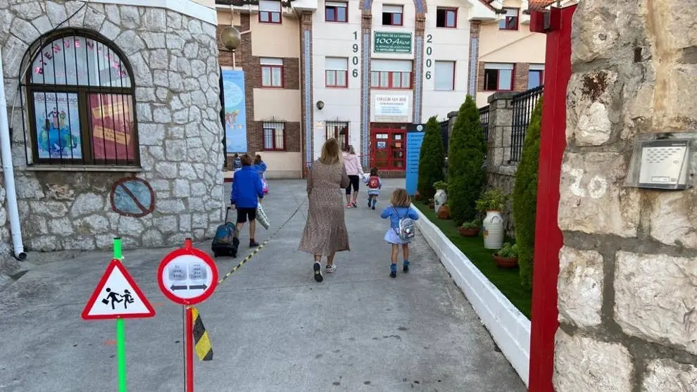 Entrada escalonada y se&ntilde;alizada en un colegio