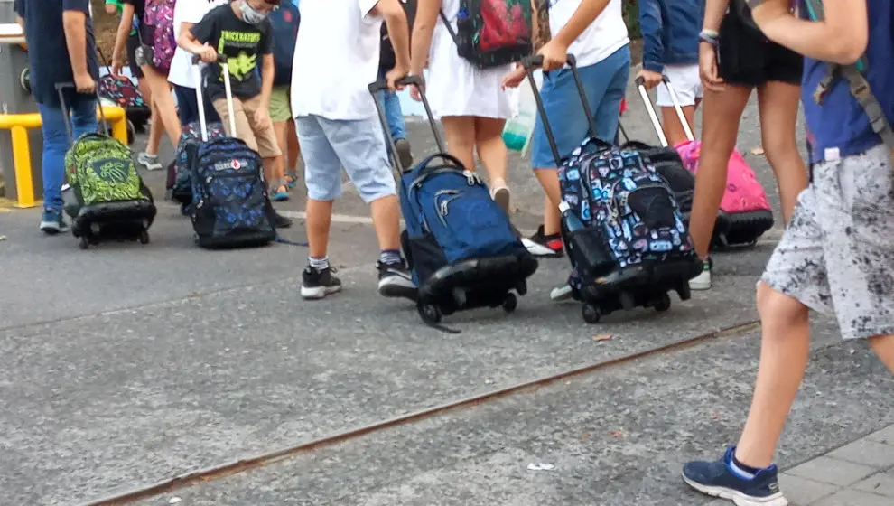 Varios alumnos entran a un colegio