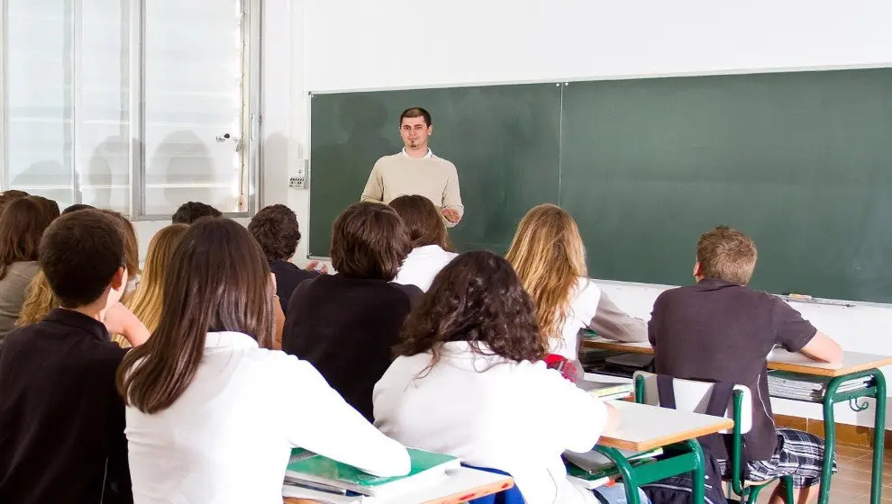 UGT ha reclamado que profesores y trabajadores de los centros educativos sean considerados personal de riesgo