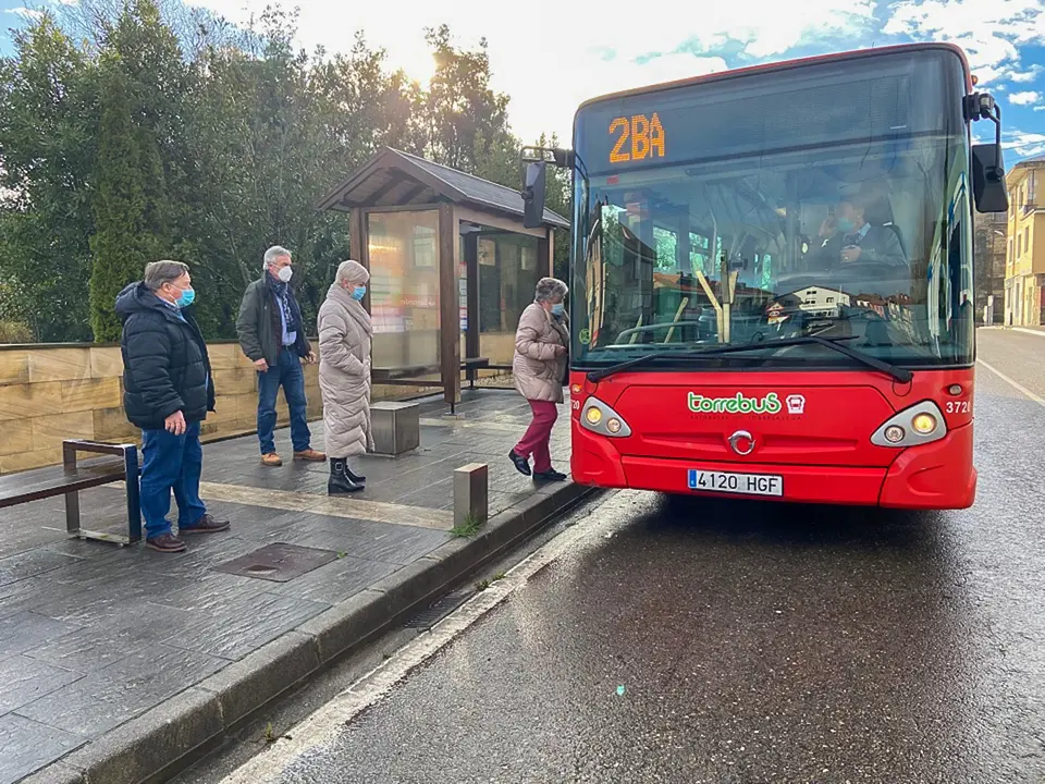 La alcaldesa de Polanco, Rosa D&iacute;az, en la parada del Torrebus el primer d&iacute;a de su llegada al municipio