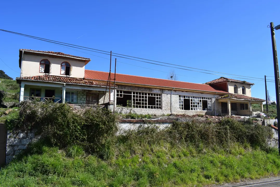 Finalizada la reforma de la cubierta de la nave central de las antiguas escuelas de Oru&ntilde;a