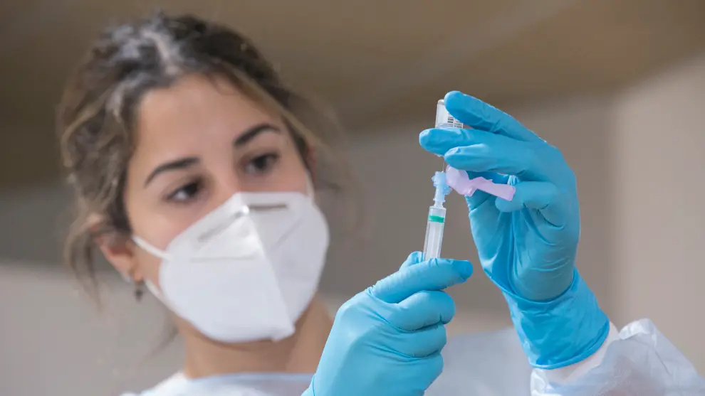 Una enfermera prepara una dosis de la vacuna