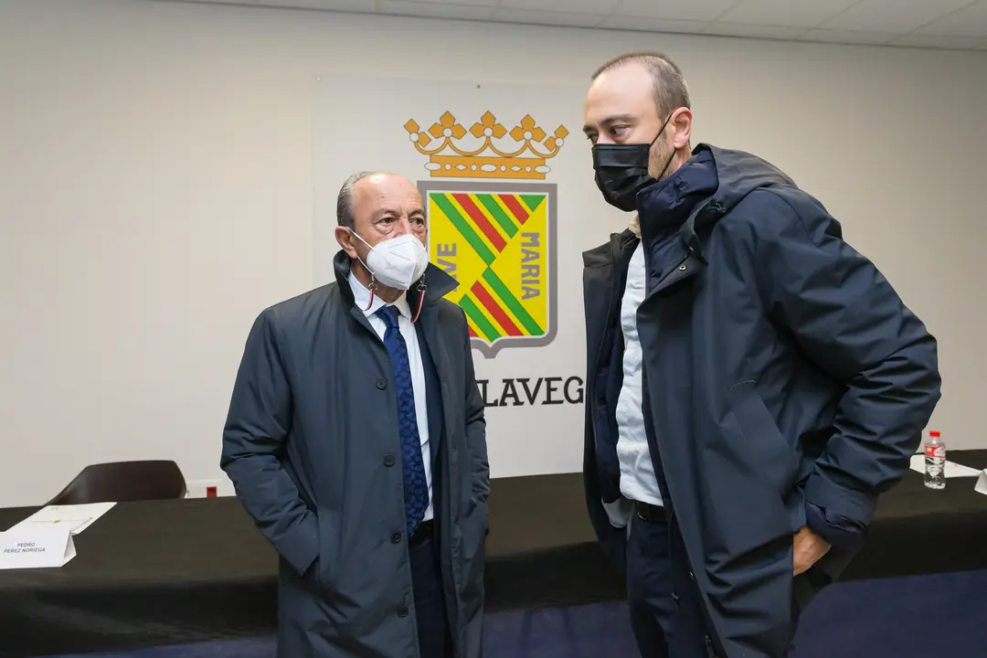 El consejero de Industria, Turismo, Innovaci&oacute;n, Transporte y Comercio, Javier L&oacute;pez Marcano, y el alcalde de Torrelavega, Javier L&oacute;pez Estrada