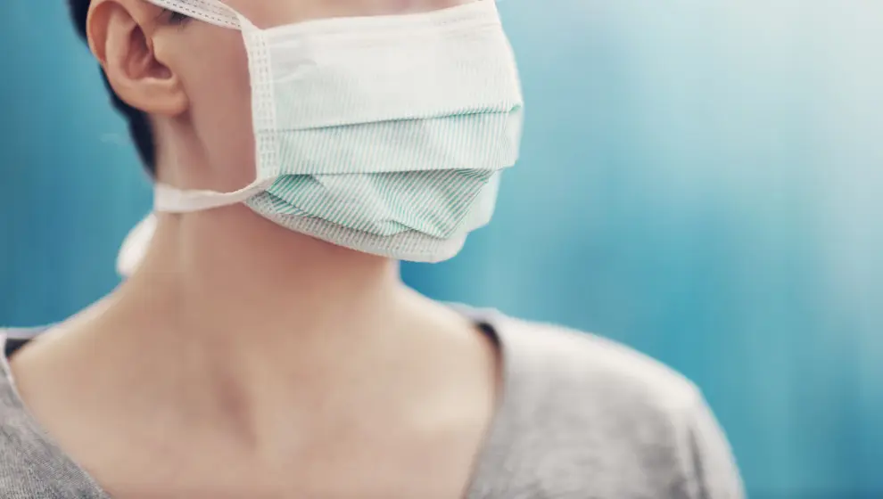 Una mujer con mascarilla
