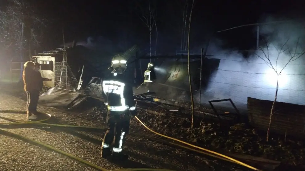 Bomberos sofocan el incendio de un cobertizo en Cayón