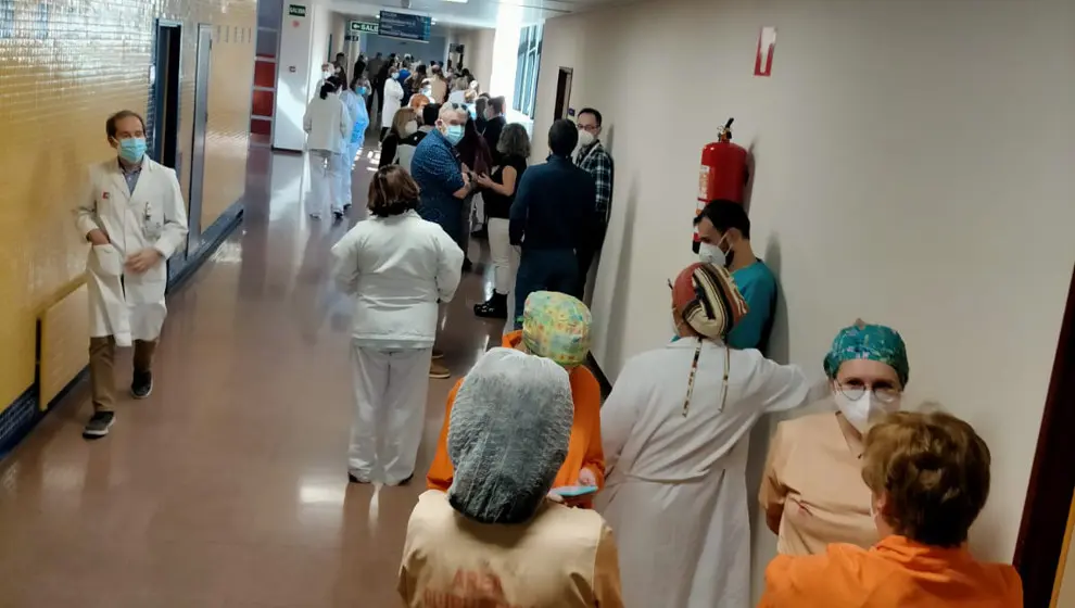 Colas de sanitarios para ponerse la segunda dosis en Sierrallana | Foto- ATI