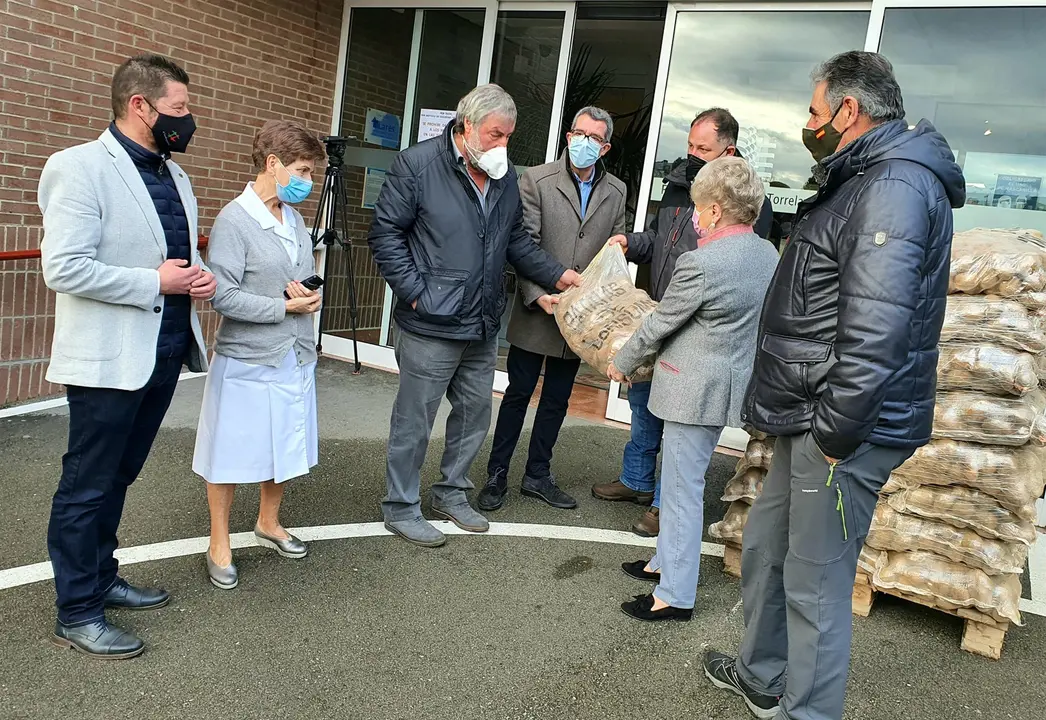 Valderredible entrega 5.000 kilos de patatas a la Fundación Asilo de Torrelavega