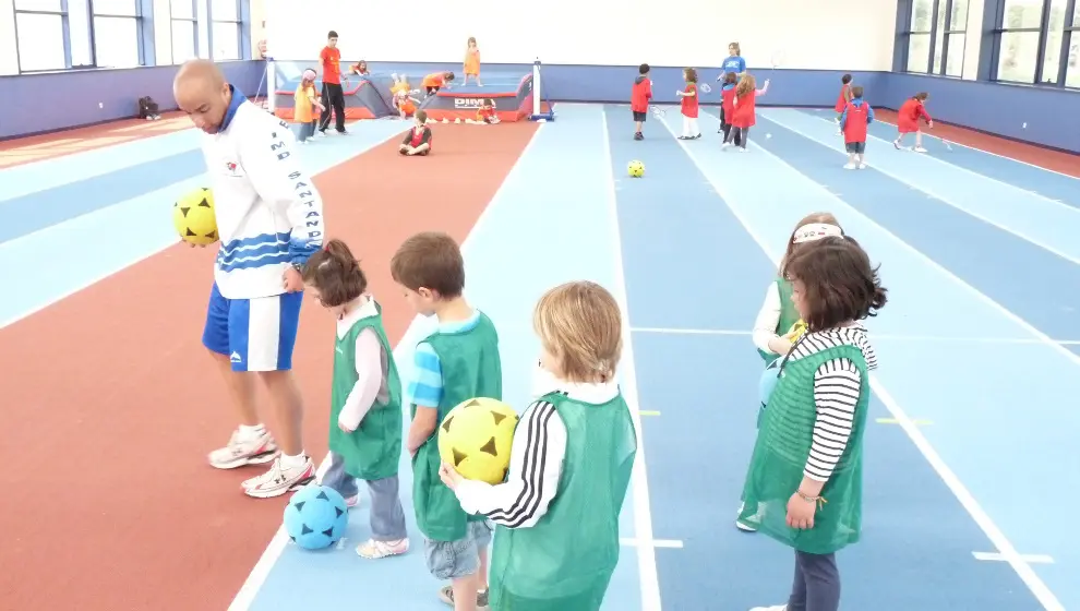 El deporte escolar en espacios cerrados sería una de las medidas