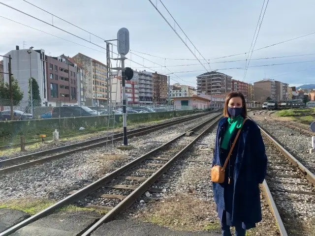 La portavoz del PP de Torrelavega, Marta Fern&aacute;ndez Teieiro, junto a las v&iacute;as del tren