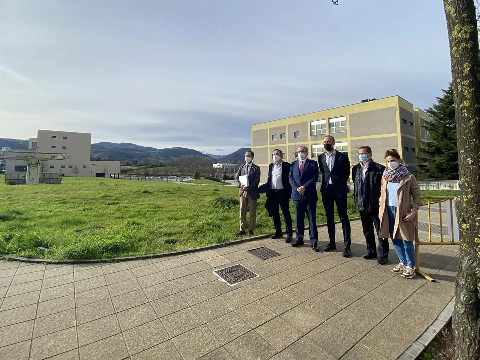 Representantes del Ayuntamiento de Torrelavega y la UC visitan la parcela en la que se construirá la residencia de estudiantes