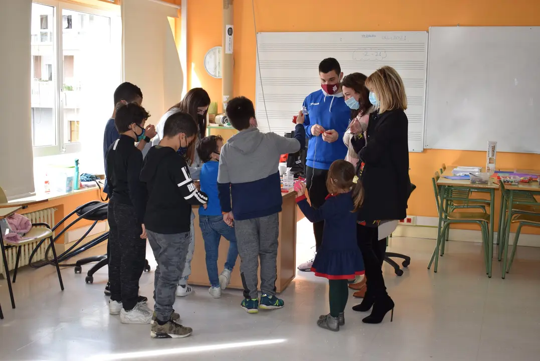 La alcaldesa de Pi&eacute;lagos visita el programa de ocio vacacional de Carnaval