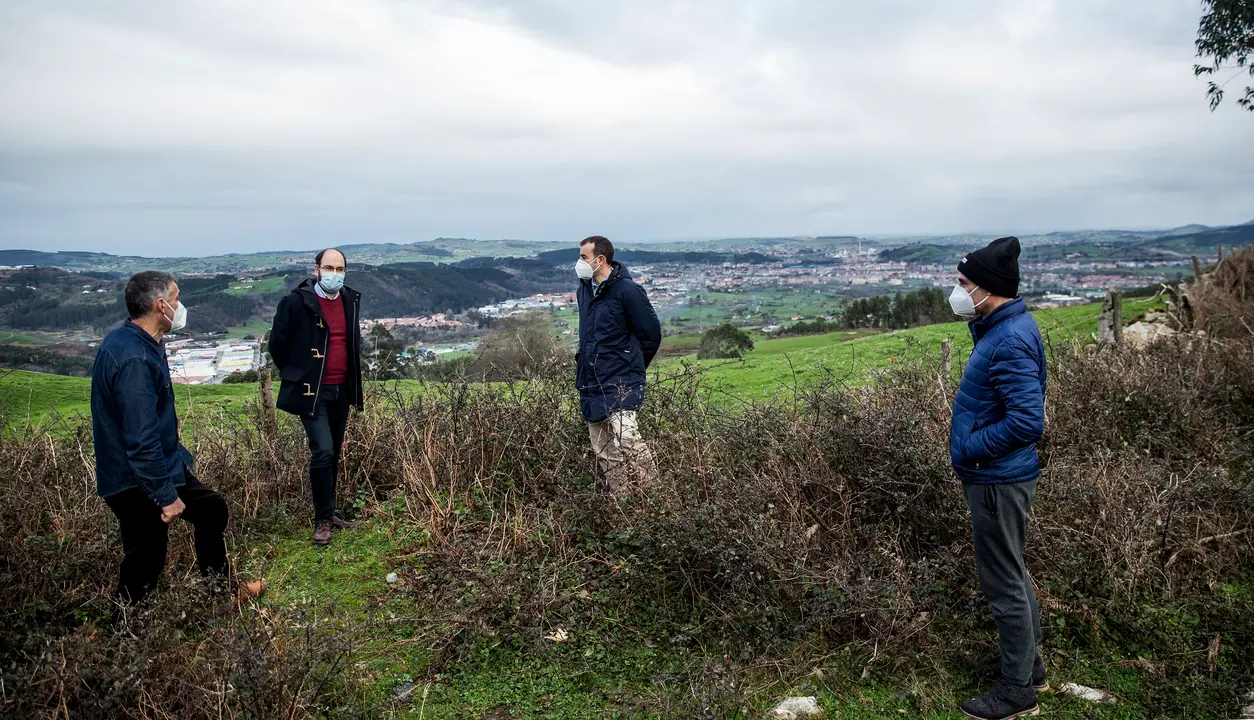 El concejal Jos&eacute; Luis Urraca y el presidente de la Junta Vecinal de Vi&eacute;rnoles, Eduardo Trueba, en el parque infantil de Vi&eacute;rnoles