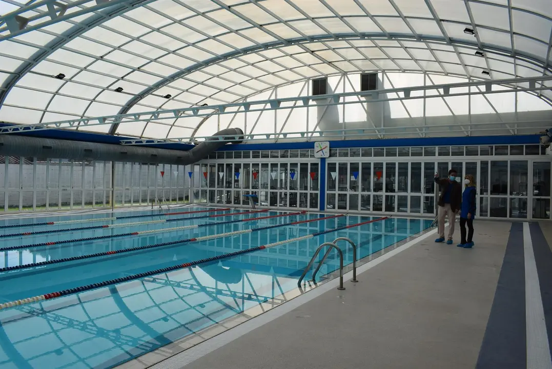 Cubierta de la piscina de Renedo