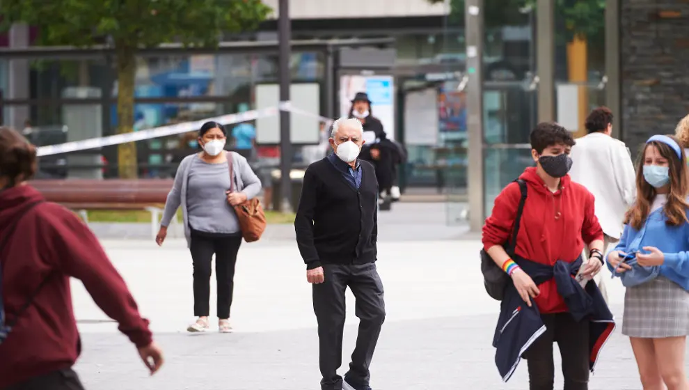 Gente con mascarillas en Santander