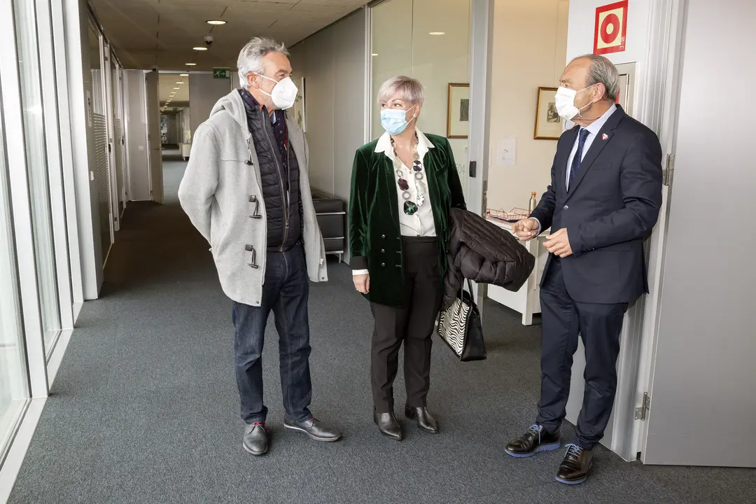 El Consejero De Industria, Turismo, Innovaci&oacute;n, Transporte Y Comercio, Javier L&oacute;pez Marcano, recibe a la alcaldesa de Polanco, Rosa D&iacute;az
