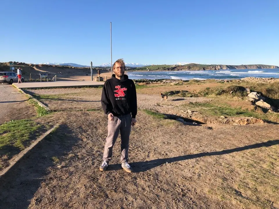 Pablo Lobo, de IU, en la playa de Liencres
