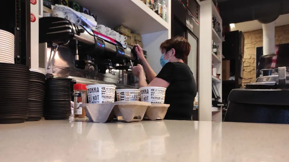 Una camarera prepara cafés