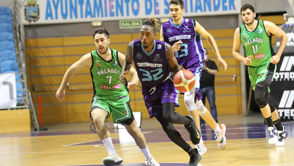 Rasheed Worrell defendido por Saiz Bustamante durante el partido de la primera vuelta | Foto- Pablo Lanza