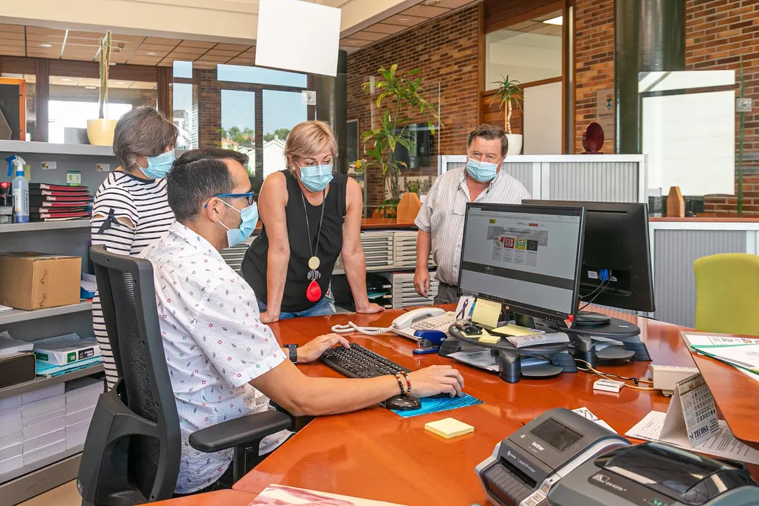 La alcaldesa de Polanco, Rolsa D&iacute;az, conversa con funcionarios de oficinas municipales