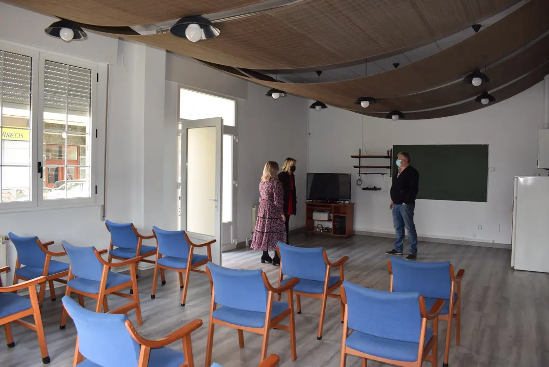 La alcaldesa de Pi&eacute;lagos, Ver&oacute;nica Samperio, visita el local de la tercera edad de Renedo