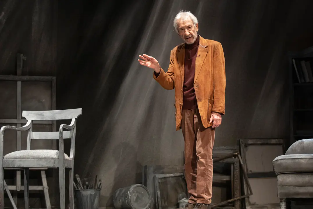 El actor Jos&eacute; Sacrist&aacute;n, durante el ensayo de la obra de teatro 'Se&ntilde;ora de rojo sobre fondo gris'