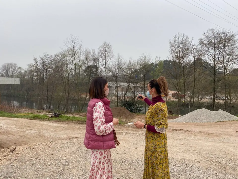 La portavoz del PP en Torrelavega, Marta Fernández-Teijeiro, y la concejala Lucía Montes visitan las obras de la pasarela sobre el Saja-Besaya