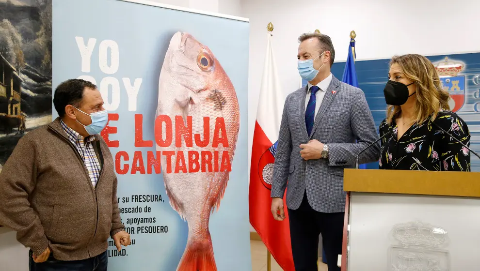 Guillermo Blanco junto al presidente de la Federaci&oacute;n de Cofrad&iacute;as de Pescadores de Cantabria, Miguel Fern&aacute;ndez y la directora general de Pesca y Alimentaci&oacute;n, Marta L&oacute;pez | Foto: Lara Revilla