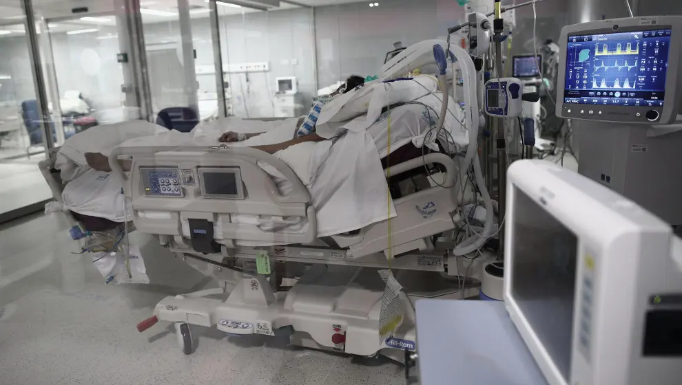 Un enfermo en una cama de la UCI