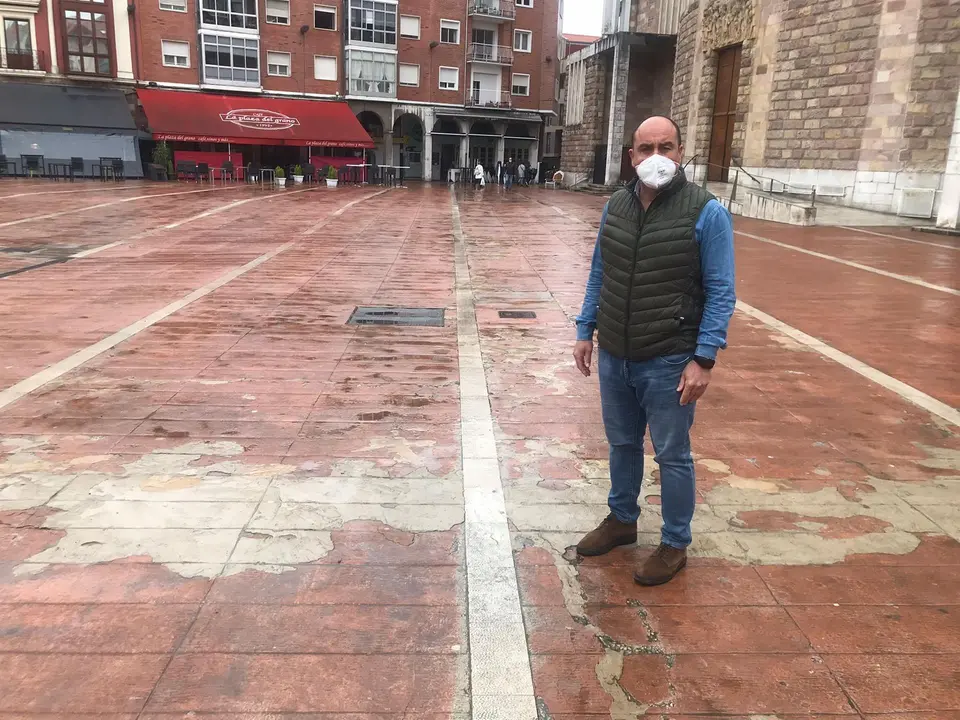 Julio Ricciardiello en la plaza Baldomero Iglesias 