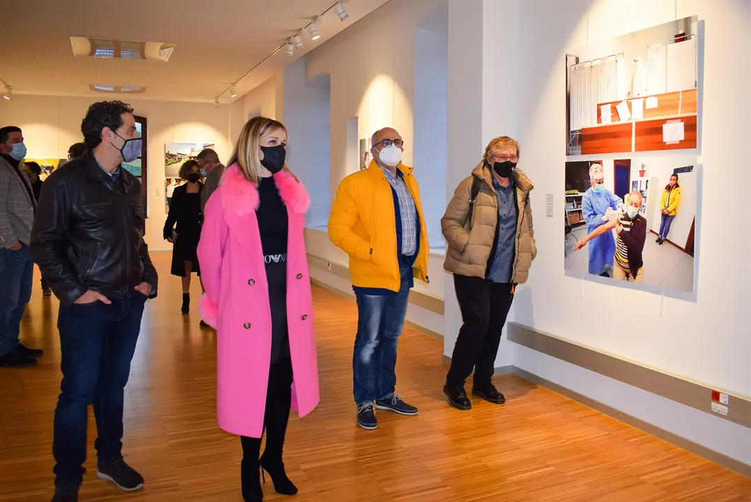 Inauguración de la exposición con imágenes sobre la pandemia en Piélagos