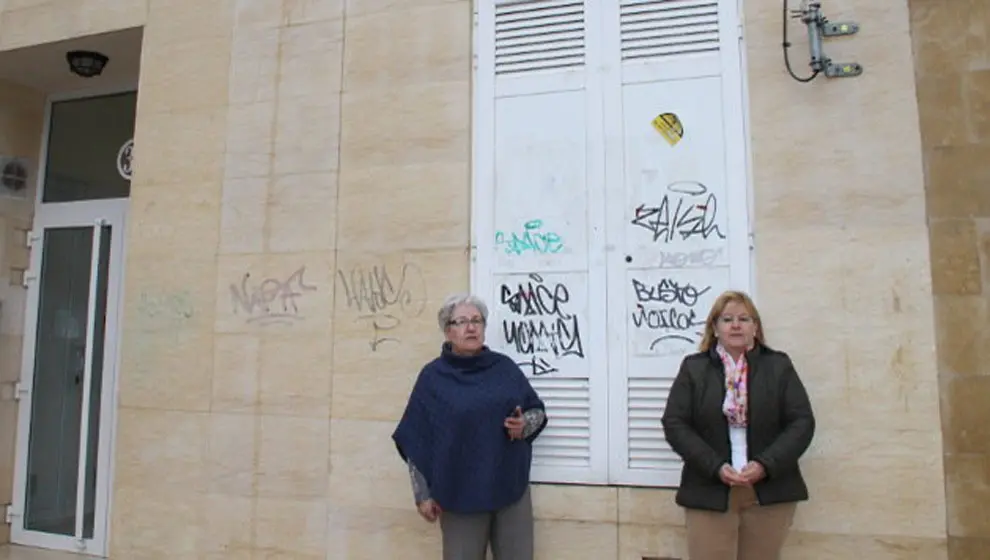 Los vecinos de Lasaga Larreta junto al transformador en la planta baja de las viviendas | Foto de archivo