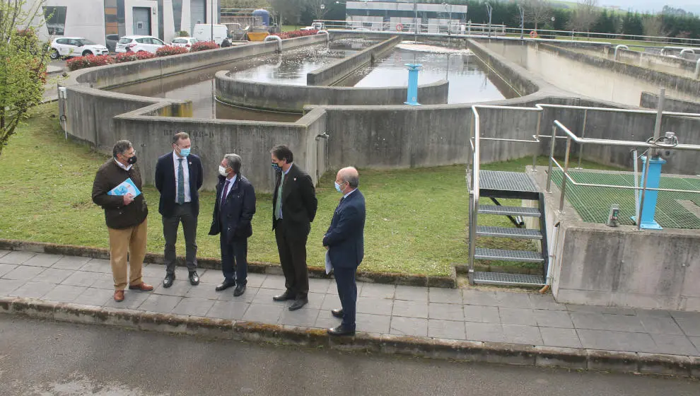 El presidente Miguel Ángel Revilla y los consejeros de Obras Públicas y Medio Ambiente, José Luis Gochicoa y Guillermo Blanco, entre otros, en la EDAR de Suesa