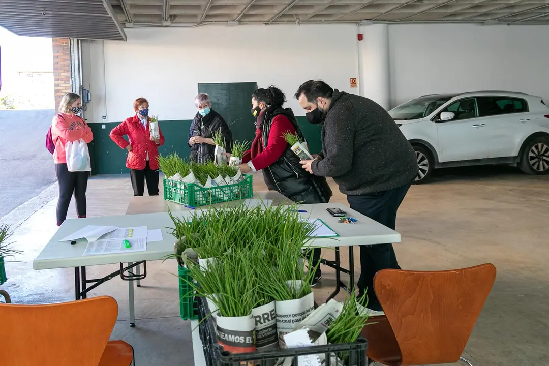 Reparto de plantas a los vecinos de Polanco. Foto: Archivo