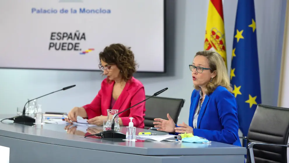 La ministra portavoz y ministra de Hacienda, María Jesús Montero y la vicepresidenta tercera y ministra de Asuntos Económicos y Transformación Digital, Nadia Calviño