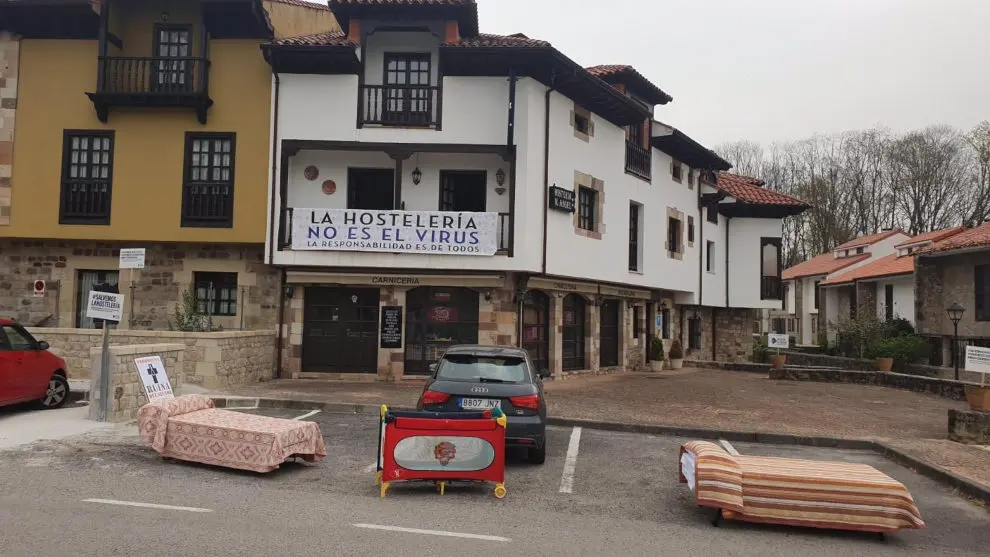 Hosteleros cántabros sacan colchones y camas a la calle para mostrar que no tienen ocupación en Semana Santa por las restricciones del Covid