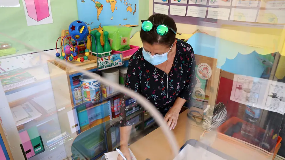 Una profesora prepara la documentaci&Atilde;&sup3;n del inicio del curso escolar entre dos mamp&Atilde;&iexcl;ras en el del colegio p&Atilde;&ordm;blico Pablo Neruda, en el aula infantil como medidas preventivas ante el COVID-19. M&Atilde;&iexcl;laga a 9 de septiembre 2020

&Atilde;lex Zea / Europa Press

  (Foto de ARCHIVO)

9/9/2020