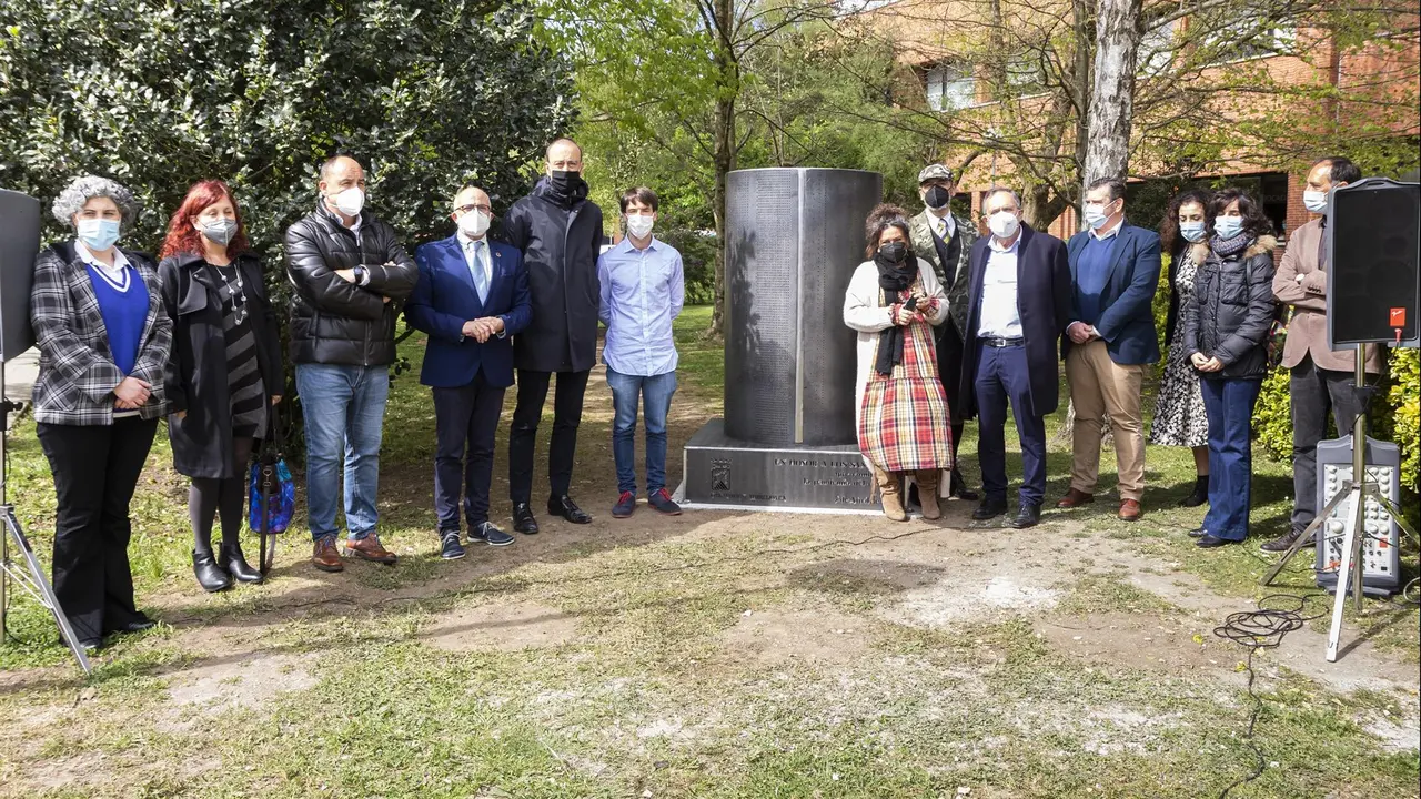 Inauguración del monolito de homenajea los sanitarios en Sierrallana