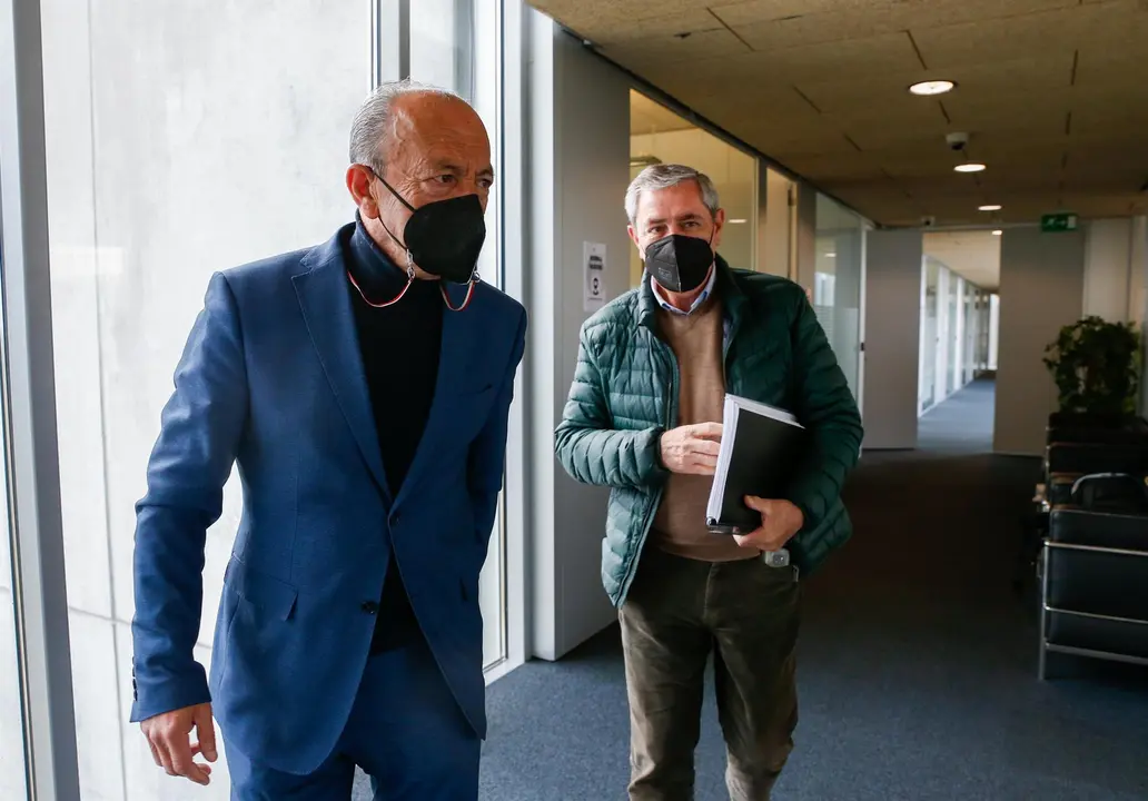 El consejero de Industria, Javier López Marcano, y el alcalde de Suanes, Andrés Ruiz Moya