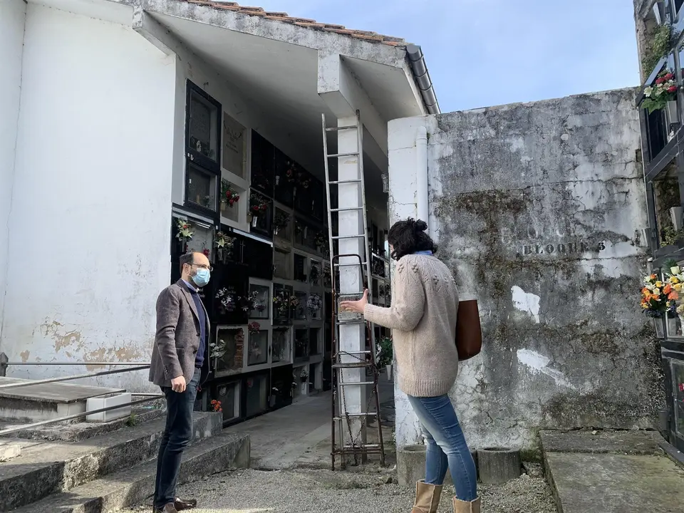 El concejal de Cementerios, José Luis Urraca, en el cementerio de Geloria